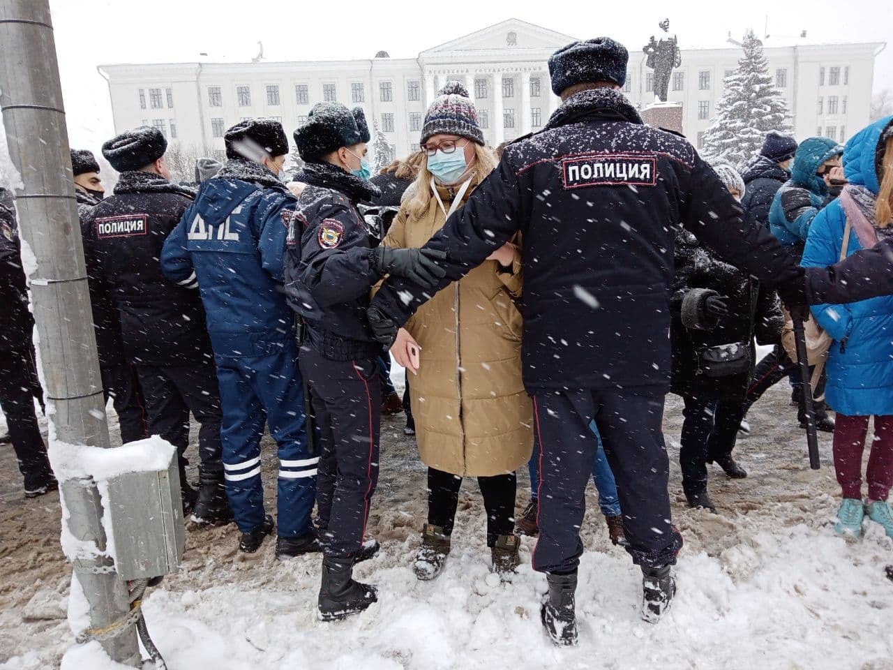 Полиция взяла в оцепление протестующих на площади Ленина в Пскове