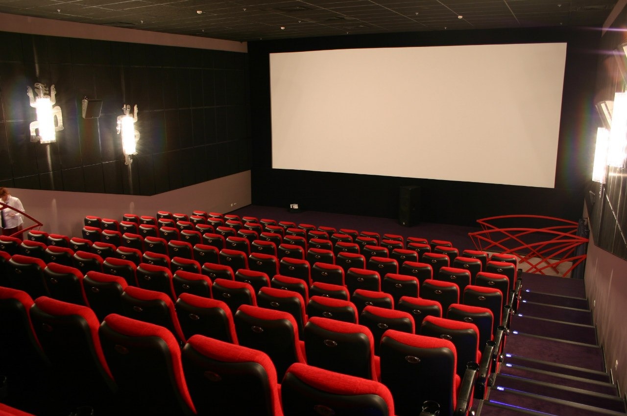 В Псковской области за прививку от COVID-19 будут дарить билет в кино