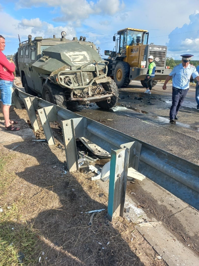 Двигавшийся в сторону Пскова военный «Тигр» столкнулся с фурой в Смоленской  области, три человека пострадали