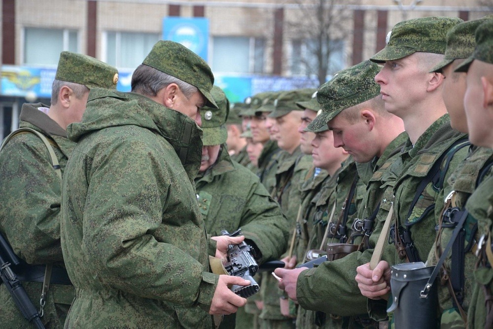 Первые 17 человек подписали военные контракты и получат 100 тысяч от Псковской области 