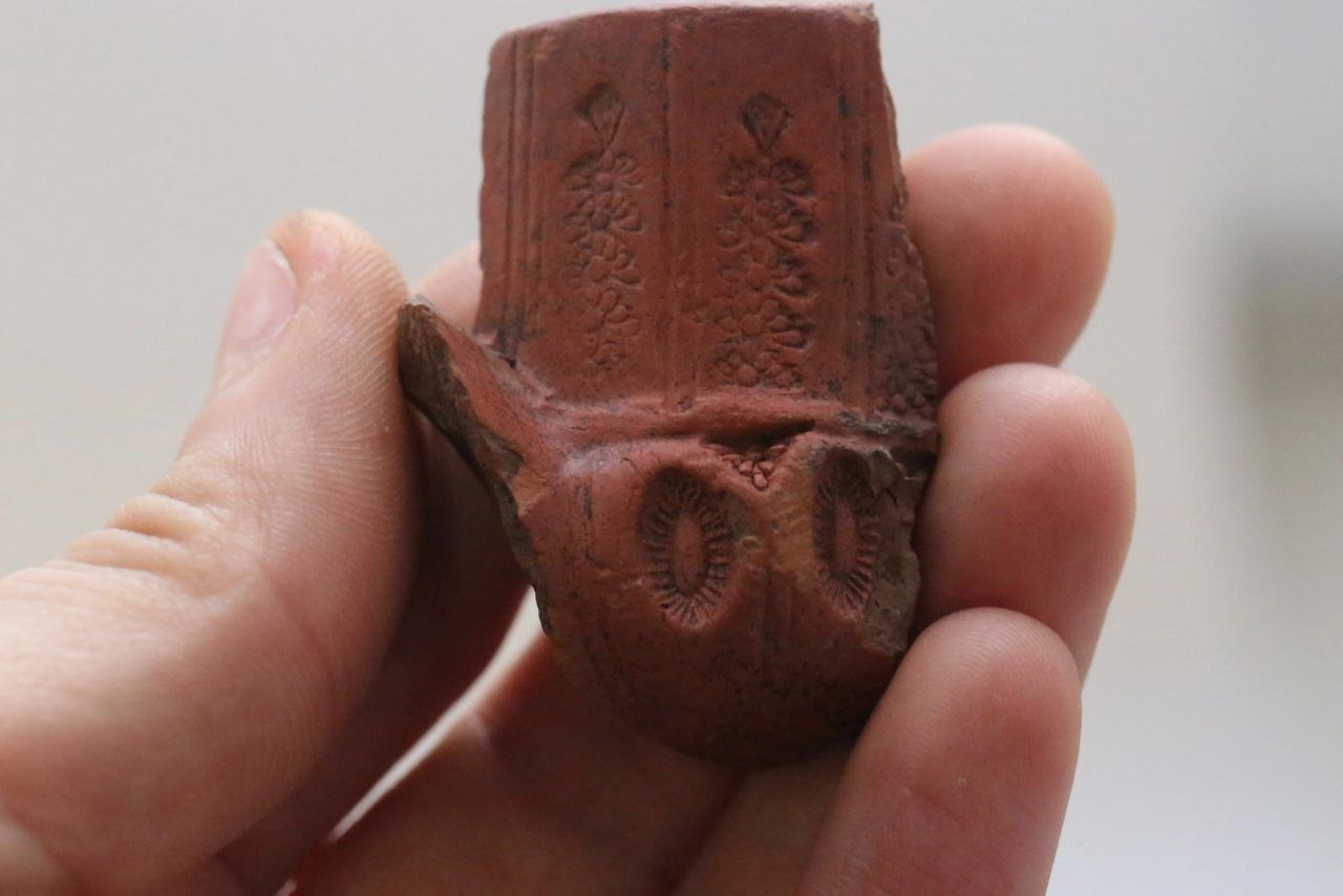 Монету шведского короля, фрагмент турецкой трубки и игральную бабку нашли археологи в раскопе на улице Волкова в Пскове