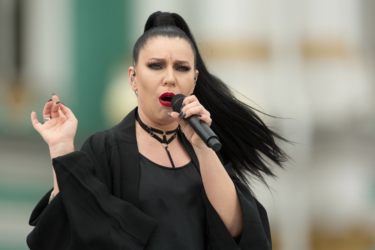 Певицу Ёлку обязали во время концерта на Дне города Пскова избегать политических тем и не «дискредитировать» армию