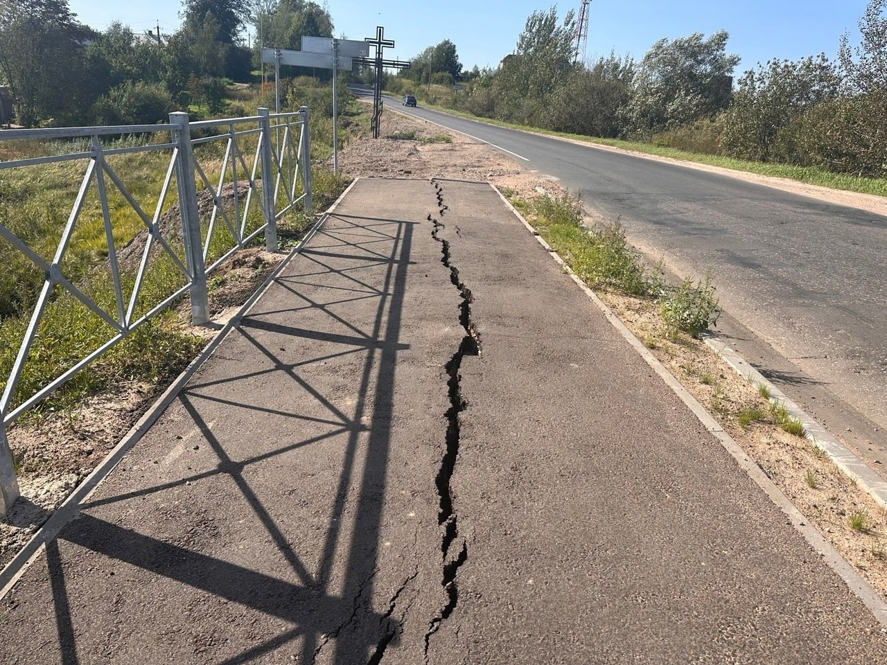 Подрядчик полностью заменит треснувший асфальт на новом тротуаре в Великих  Луках