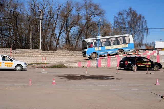 Псковская областная автошкола задолжала работникам почти 2 млн рублей