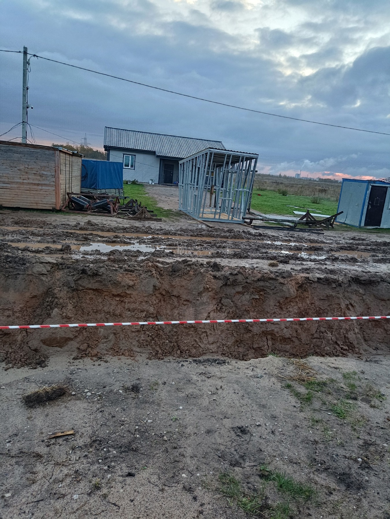 Администрация Псковского района направила претензию в региональное управление капстроительства из-за разрытой в Борисовичах дороги