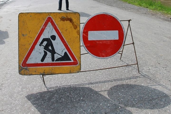 Ограничения для транспорта введены на улице Новгородской в Пскове до 16 мая