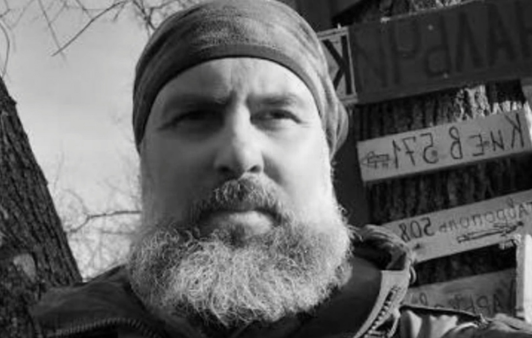 Псковская областная библиотека закупила книги участника войны в Украине и соратника Захара Прилепина Евгения «Гайдука» Николаева